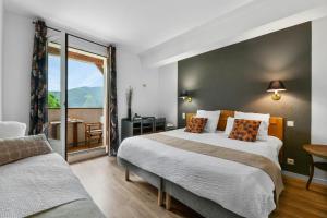 Ein Bett oder Betten in einem Zimmer der Unterkunft Logis Hôtel Etchemaïté