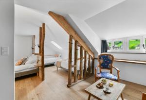 ein Zimmer mit einem Bett, einem Tisch und einem Stuhl in der Unterkunft Logis Hôtel Etchemaïté in Larrau