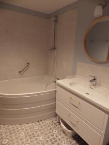 Bilik mandi di Petit appartement de charme, belle vue