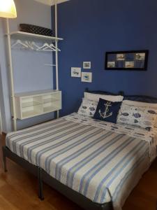 a bedroom with a bed with a blue wall at Casa di Arianna alle Cinque Terre in Corniglia