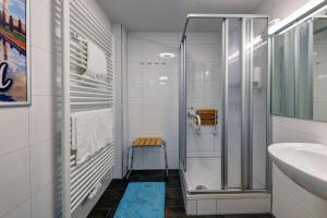 曼海姆Hostel Mannheim的带淋浴和水槽的浴室