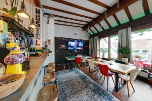 曼海姆Hostel Mannheim的有桌子和椅子的餐厅