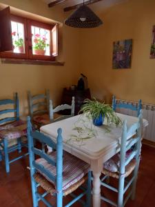 a dining room with a white table and chairs at Casa Rural Las Dalias con Hidromasaje in Villafranca del Cid