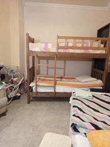 バトゥミにあるNiko hostelの二段ベッドが2つある部屋