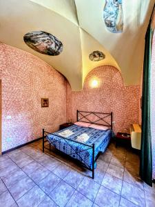 ein Schlafzimmer mit einem Bett in einem Zimmer in der Unterkunft Antica Dimora - Appartamento 2 in Bosa