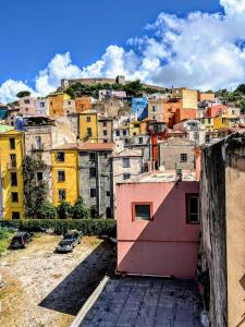 Blick auf eine Stadt mit Gebäuden auf einem Hügel in der Unterkunft Antica Dimora - Appartamento 2 in Bosa