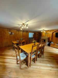 TV a/nebo společenská místnost v ubytování Raw Nature Cabin