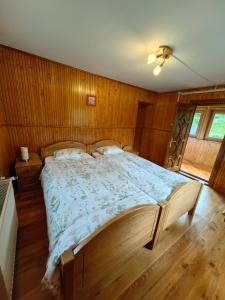 Postel nebo postele na pokoji v ubytování Raw Nature Cabin