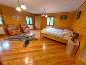 Postel nebo postele na pokoji v ubytování Raw Nature Cabin