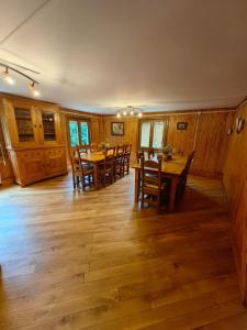 Posezení v ubytování Raw Nature Cabin