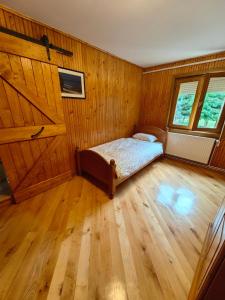 Postel nebo postele na pokoji v ubytování Raw Nature Cabin