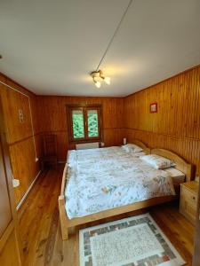 Postel nebo postele na pokoji v ubytování Raw Nature Cabin