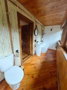 Koupelna v ubytování Raw Nature Cabin