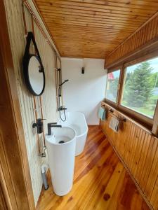 Koupelna v ubytování Raw Nature Cabin