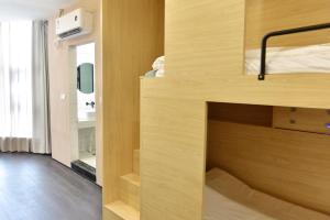 Smiley's Long Time No See Hostel客房内的一张或多张床位