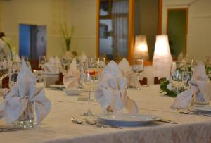 - une table avec des serviettes blanches et des verres à vin dans l'établissement Hotel Bracco, à Loreggia