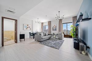 TV a/nebo společenská místnost v ubytování Amazing Marina View Luxury Apartment