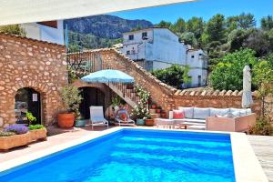 una piscina en un patio con una casa en Casa La Vall, en Beniali