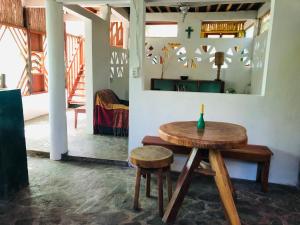 Santa TeresaModern 2 Story House with Volcano View的一张桌子和两张凳子