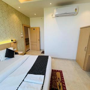 Postel nebo postele na pokoji v ubytování Hotel Ramay Palace 400 Meter from Ram Mandir Ayodhya