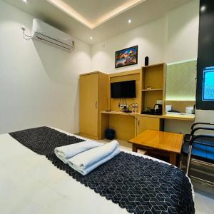 Postel nebo postele na pokoji v ubytování Hotel Ramay Palace 400 Meter from Ram Mandir Ayodhya