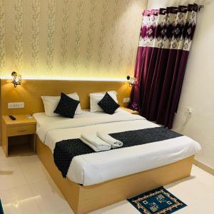 Postel nebo postele na pokoji v ubytování Hotel Ramay Palace 400 Meter from Ram Mandir Ayodhya
