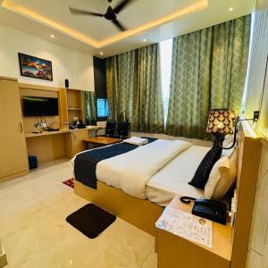 Postel nebo postele na pokoji v ubytování Hotel Ramay Palace 400 Meter from Ram Mandir Ayodhya