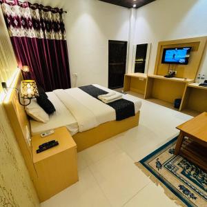 Postel nebo postele na pokoji v ubytování Hotel Ramay Palace 400 Meter from Ram Mandir Ayodhya