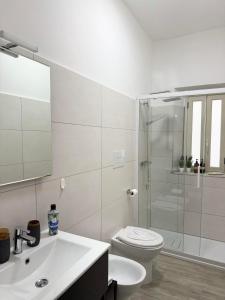 Koupelna v ubytování LA TORRE SARACENA - APARTMENTS with services & Free Parking + 16 fotografií