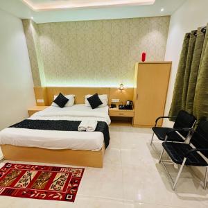 Postel nebo postele na pokoji v ubytování Hotel Ramay Palace 400 Meter from Ram Mandir Ayodhya