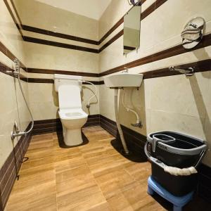 Koupelna v ubytování Hotel Ramay Palace 400 Meter from Ram Mandir Ayodhya