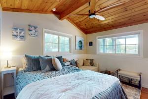 ein Schlafzimmer mit einem Bett mit Holzdecke in der Unterkunft Little Lake Cottage in Lake Lure