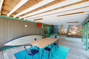 Zimmer mit einem Tisch und einem Boot an der Wand in der Unterkunft Little Lake Cottage in Lake Lure