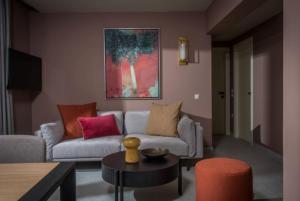 un salon avec un canapé et une table dans l'établissement Centro Vero Suites by Omilos Hotels, à Héraklion