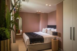 Un ou plusieurs lits dans un hébergement de l'établissement Centro Vero Suites by Omilos Hotels