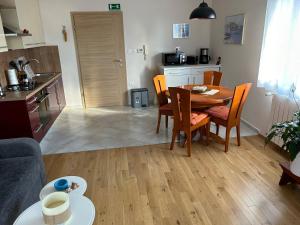 un soggiorno con tavolo e sedie e una cucina di Apartman Roža a Matulji (Mattuglie) Altre 14 foto