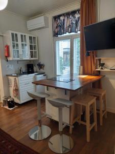 Η κουζίνα ή μικρή κουζίνα στο Moderni asunto vanhassa talossa - Modern apartment at the heart of Turku