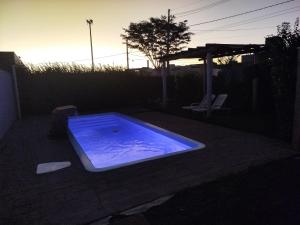 a hot tub sitting in the middle of a yard at Vila Caluca - Flats Olimpia in Olímpia