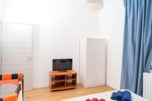 a living room with a tv on a table at Cleo Viola in Ancona