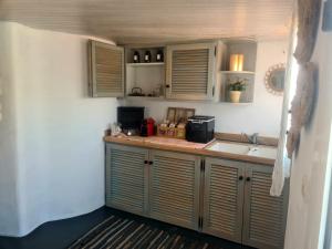 Kuchyň nebo kuchyňský kout v ubytování Villa M, Chambres d'Hôtes, Vue mer, Sauna, Piscine à Six-Fours