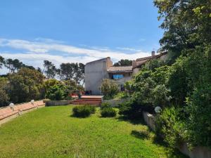 Zahrada ubytování Villa M, Chambres d'Hôtes, Vue mer, Sauna, Piscine à Six-Fours