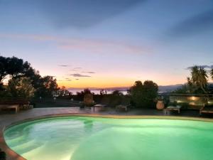 Bazén v ubytování Villa M, Chambres d'Hôtes, Vue mer, Sauna, Piscine à Six-Fours nebo v jeho okolí