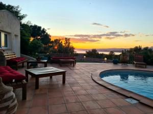 Bazén v ubytování Villa M, Chambres d'Hôtes, Vue mer, Sauna, Piscine à Six-Fours nebo v jeho okolí