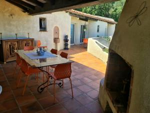 Balkón nebo terasa v ubytování Villa M, Chambres d'Hôtes, Vue mer, Sauna, Piscine à Six-Fours