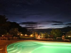 Bazén v ubytování Villa M, Chambres d'Hôtes, Vue mer, Sauna, Piscine à Six-Fours nebo v jeho okolí