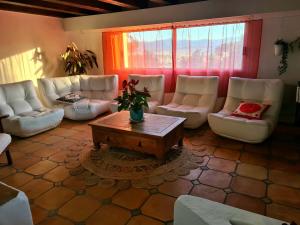 Posezení v ubytování Villa M, Chambres d'Hôtes, Vue mer, Sauna, Piscine à Six-Fours