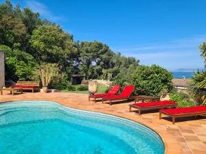 Bazén v ubytování Villa M, Chambres d'Hôtes, Vue mer, Sauna, Piscine à Six-Fours nebo v jeho okolí