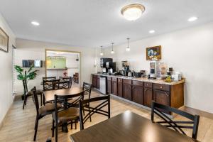 Una cocina y un comedor con mesa y sillas. en Americas Best Value Inn Belleville, en Belleville