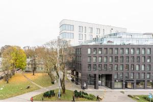 un gran edificio frente a un edificio en Yoga Residence Apartments, en Tallin