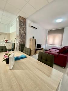 Sala de conferencias con mesa y sofá en Paradise Costa en Los alcázares, en Los Alcázares